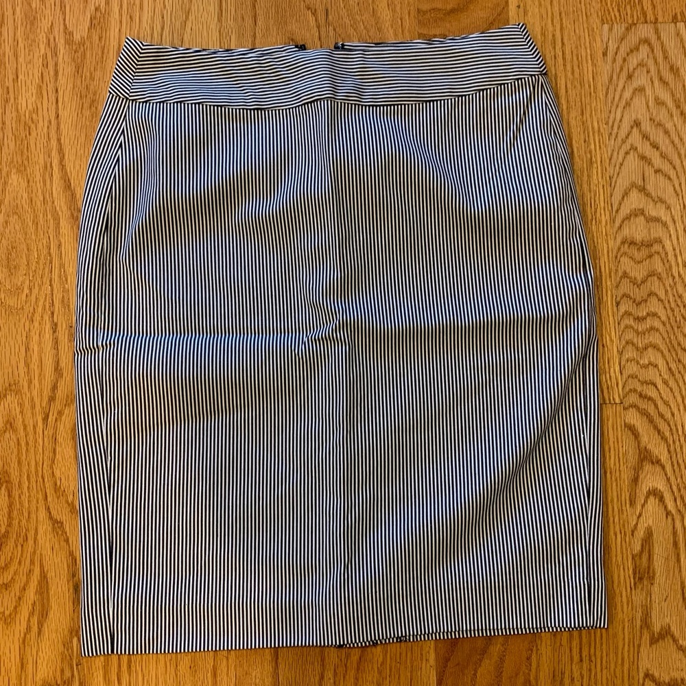 Banana Republic NWOT Pinstripe Pencil Skirt - Size 0